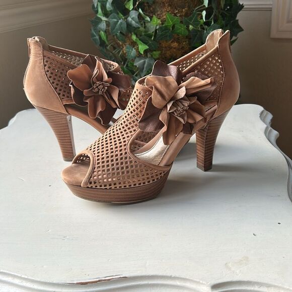 Women's Perforated Leather Platform Peep-Toe Heeled Sandals - Tan EUC Size 9M - Picture 2 of 16